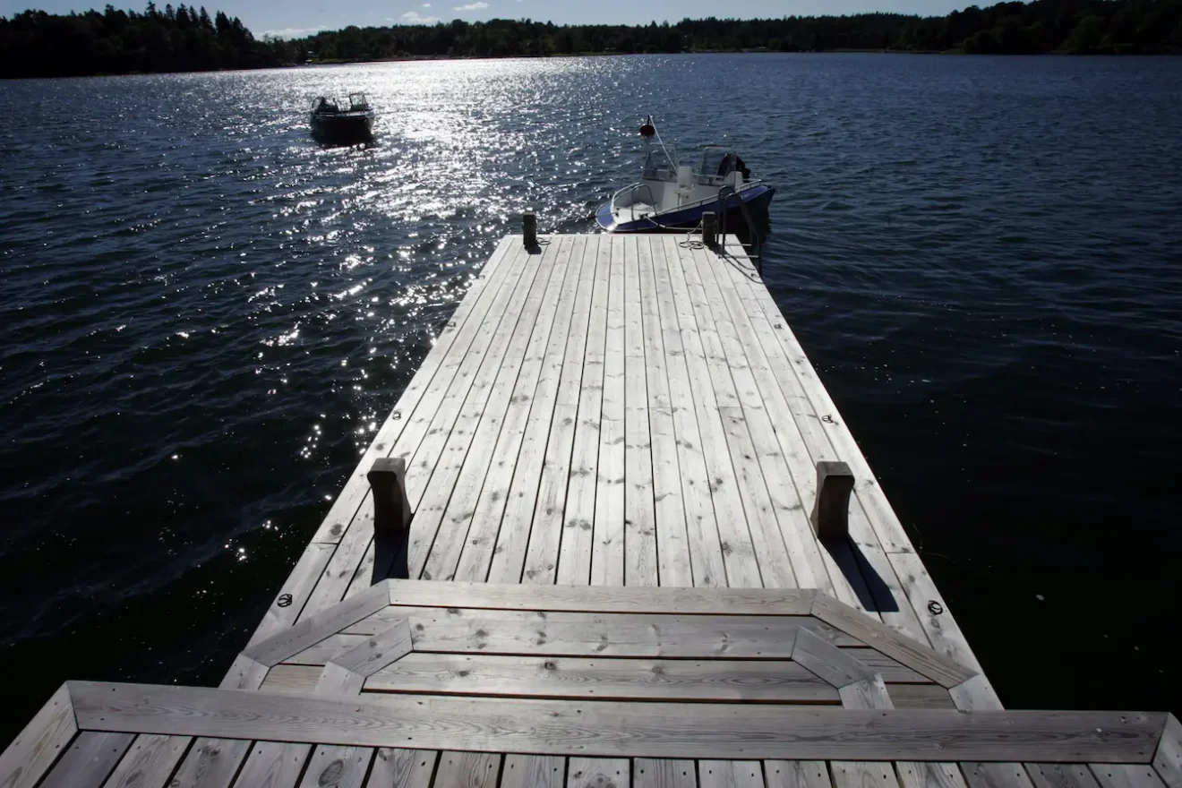 Pålad brygga byggd av Saxarens Brygg i Stockholms skärgård