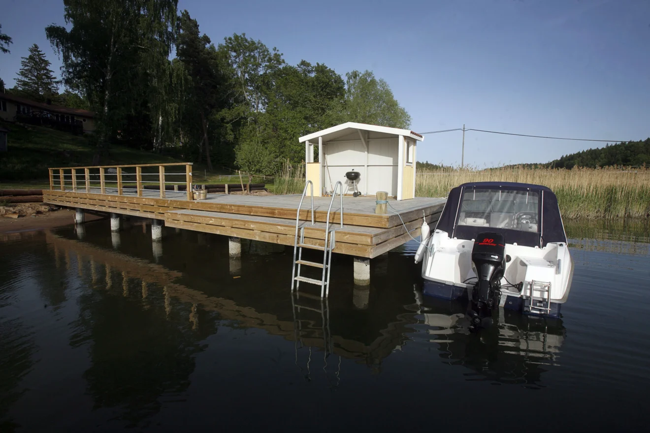 Båthus byggt av Saxarens Brygg i Stockholms skärgård