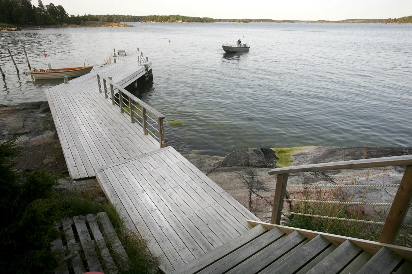 Brygga på berg byggd av Saxarens Brygg i Stockholms skärgård
