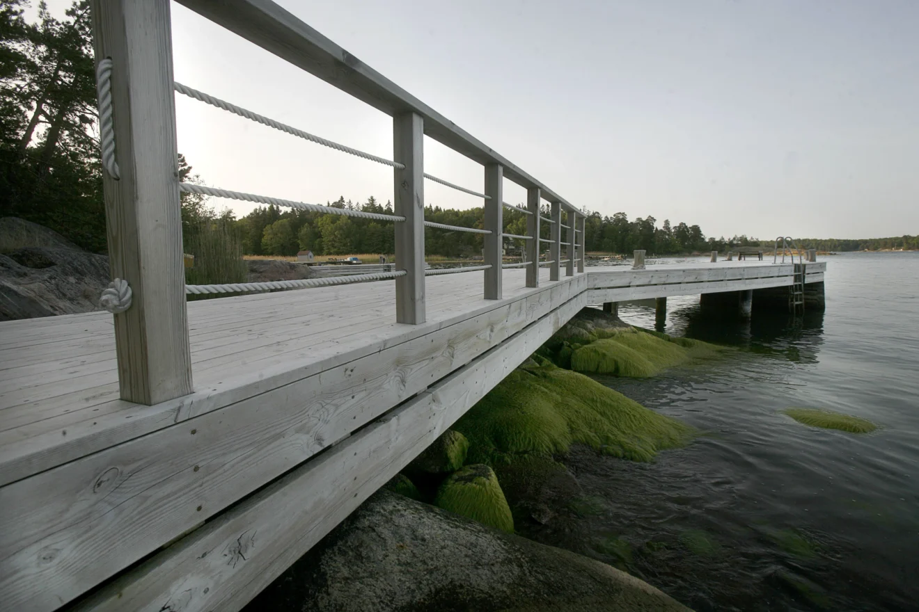 Brygga på berg byggd av Saxarens Brygg i Stockholms skärgård