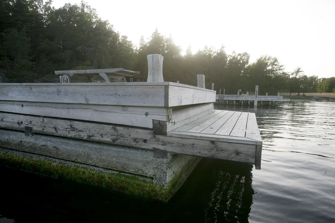 Brygga på berg byggd av Saxarens Brygg i Stockholms skärgård