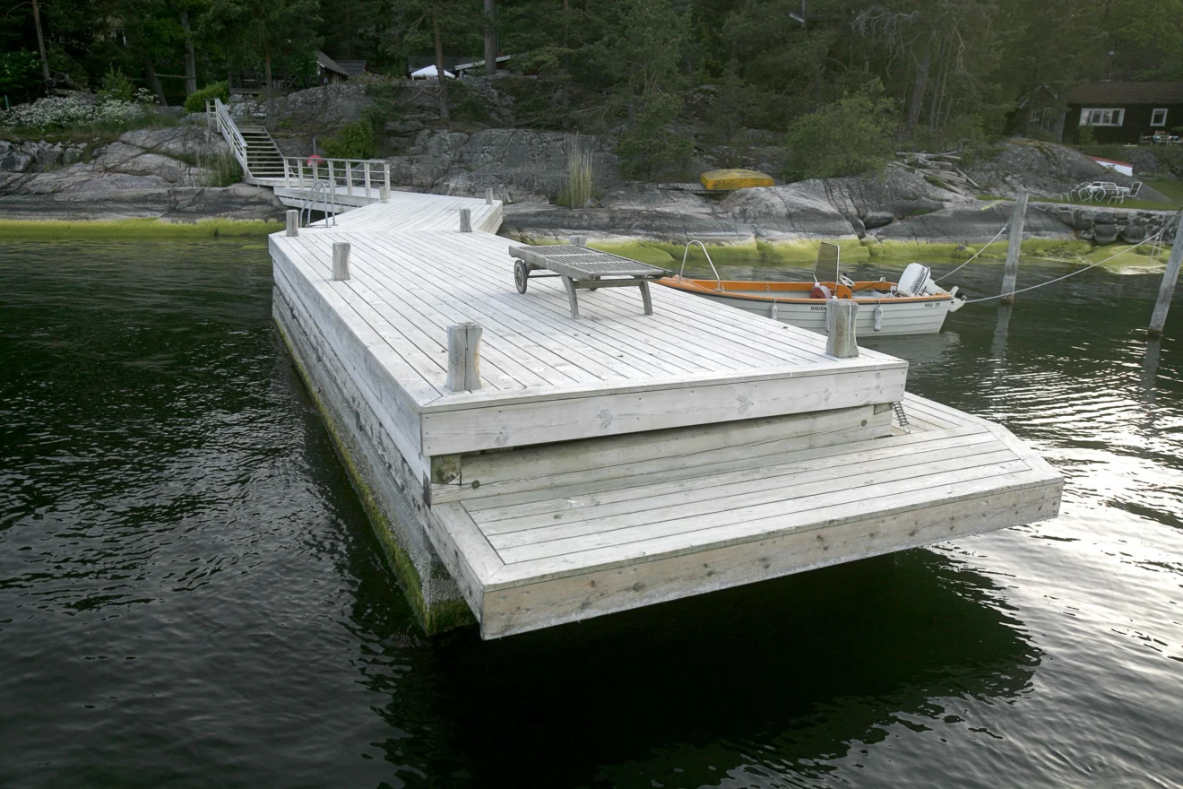 Brygga på berg byggd av Saxarens Brygg i Stockholms skärgård